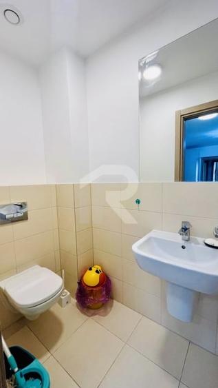 Apartament cu 4 camere semidecomandat în Băneasa
