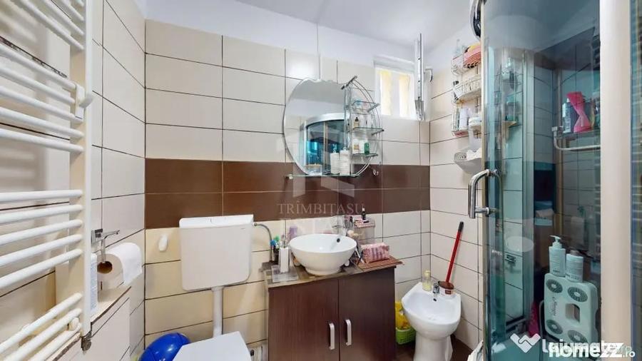 Apartament cu 3 camere semidecomandat în Colentina