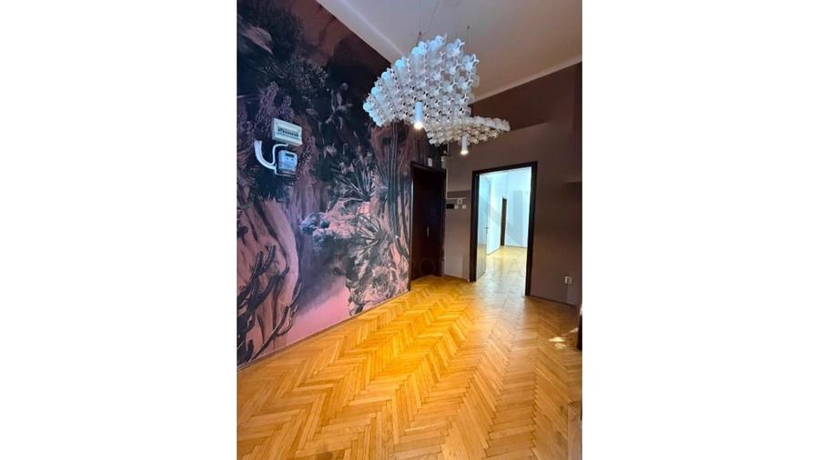 Apartament cu 4 camere decomandat în Primăverii