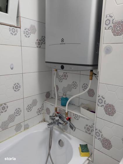 Apartament cu 3 camere semidecomandat în Berceni