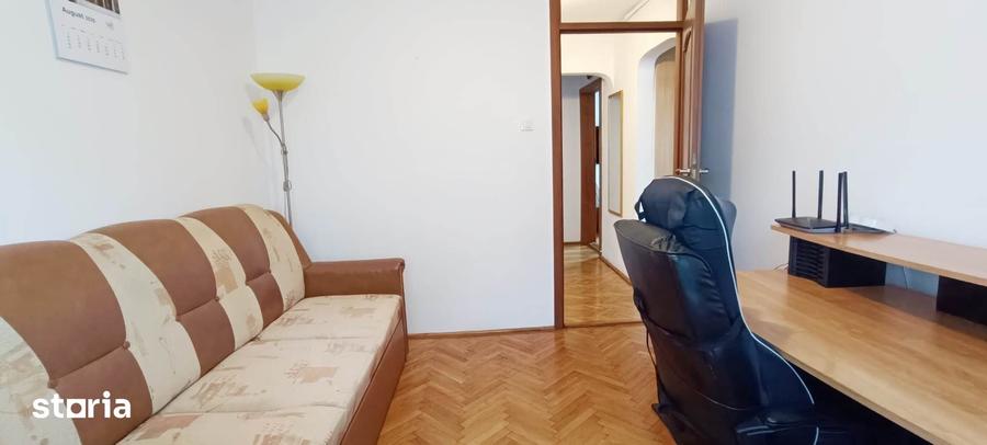 Apartament cu 4 camere decomandat în Tractorul