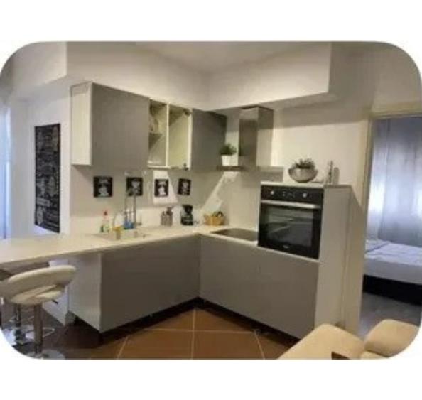 Apartament cu 3 camere semidecomandat, mobilat în Universitate