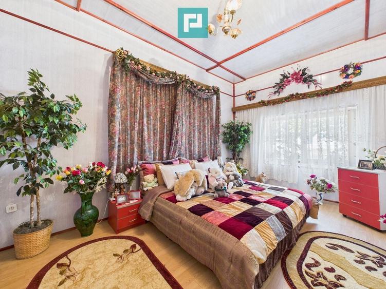 Casă individuală cu 6 camere cu Teren 2712 Mp în Central
