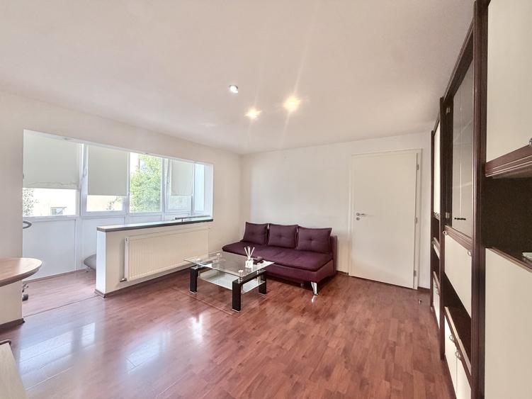 Apartament cu 3 camere semidecomandat, mobilat în Dâmbovița