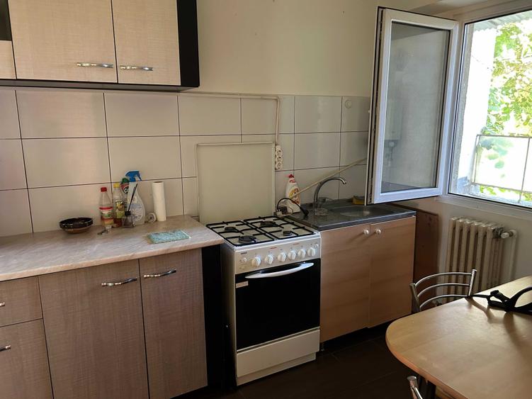 Apartament cu 3 camere semidecomandat în Boldești