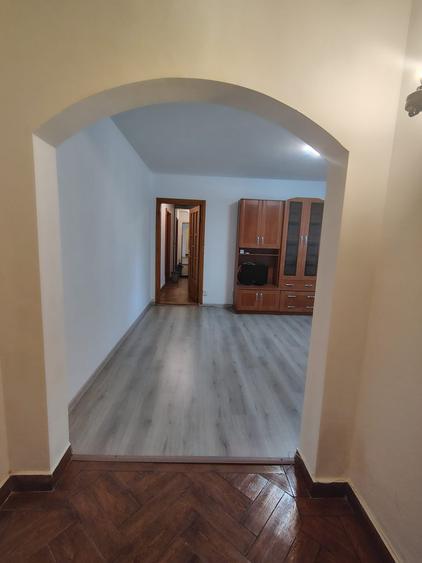 Apartament cu 3 camere semidecomandat, mobilat în Drumul Taberei — fotografia 2