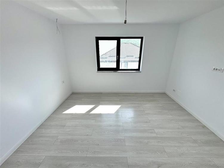 Casă cu 4 camere cu Teren 400 Mp în Rediu