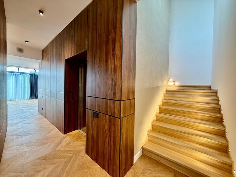 Penthouse cu 5 camere decomandat în Titulescu