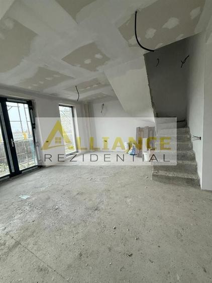 Duplex cu 5 camere cu Canalizare în Est