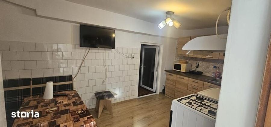 Inchiriez apartament la curte - 1