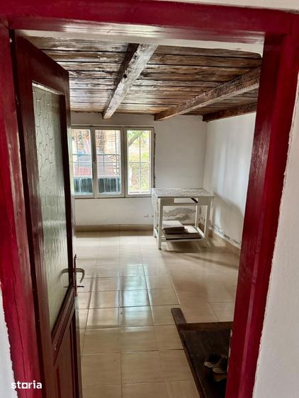 Casă cu 3 camere semidecomandat cu Teren 590 Mp în Cordun