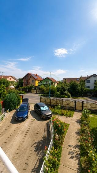 Casă individuală cu 6 camere cu Garaj în Tractorul