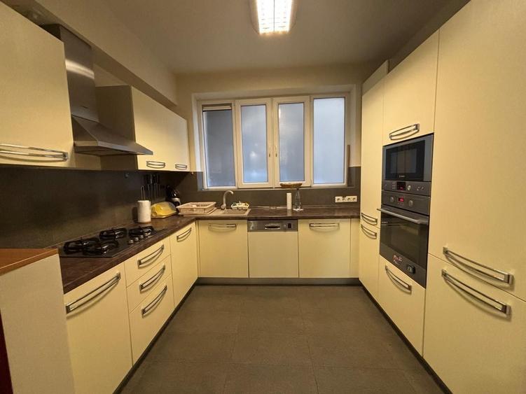 Apartament cu 3 camere decomandat, mobilat în Elisabetin