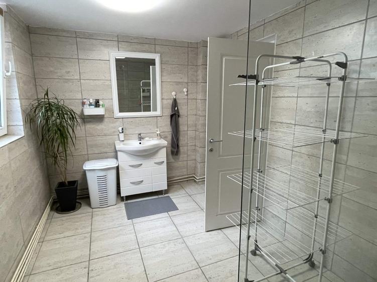 Casă individuală cu 5 camere cu Canalizare în Central