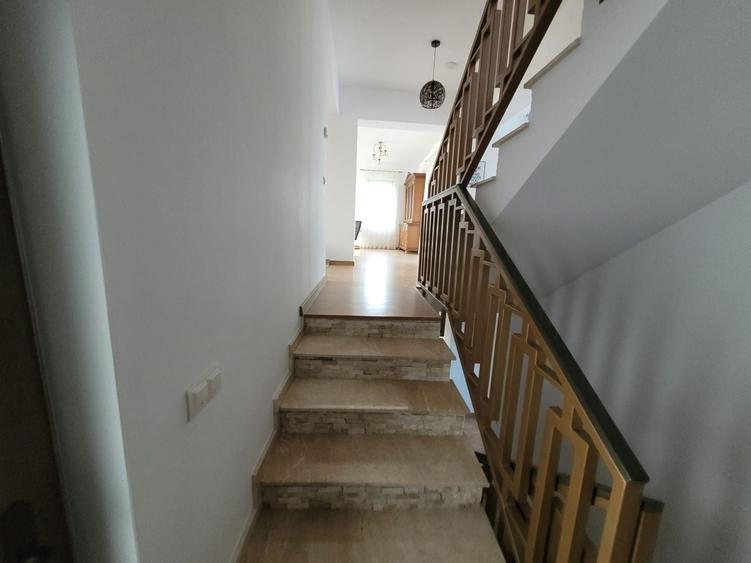 Casă individuală cu 8 camere cu Canalizare în Șelimbăr