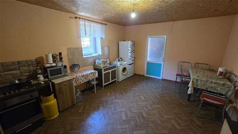 Casă individuală cu 9 camere cu Teren 4400 Mp în Petrilova