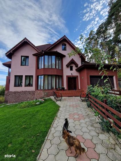 Casă cu 9 camere cu Teren 1400 Mp în Central