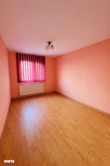 Apartament cu 3 camere decomandat în Exterior Vest