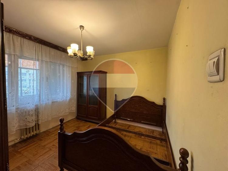 Apartament cu 3 camere semidecomandat, mobilat în Podgoria