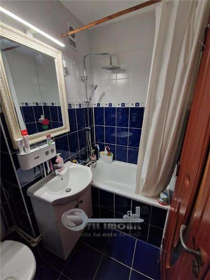 Apartament cu 3 camere semidecomandat, mobilat în Tătărași