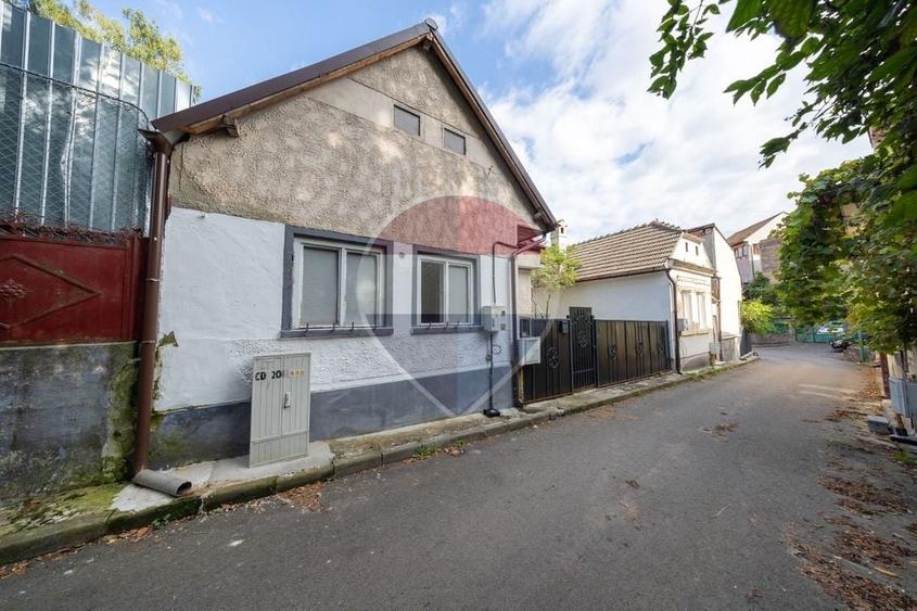 Casă individuală cu 2 camere cu Teren 191 Mp în Schei