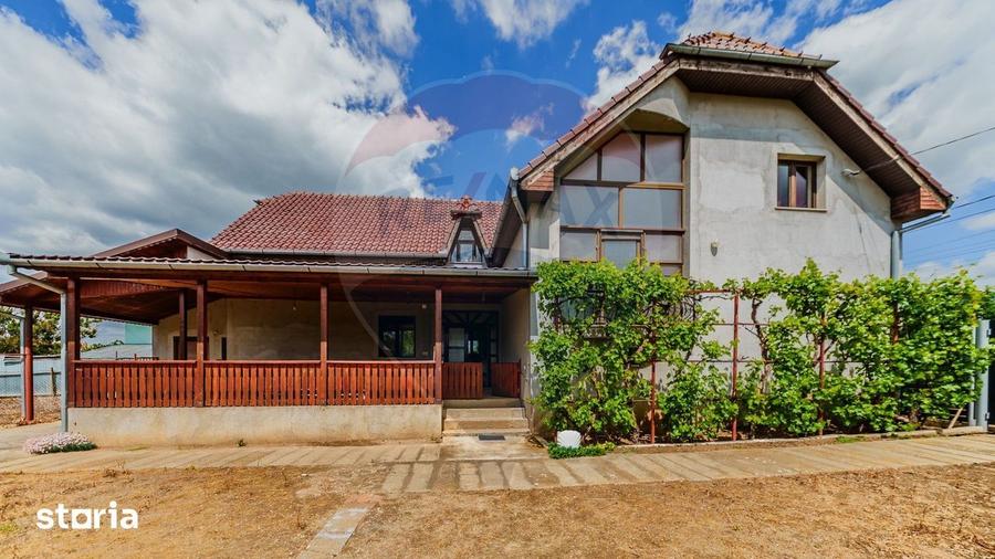 Casă cu 7 camere cu Teren 1588 Mp în Zădăreni