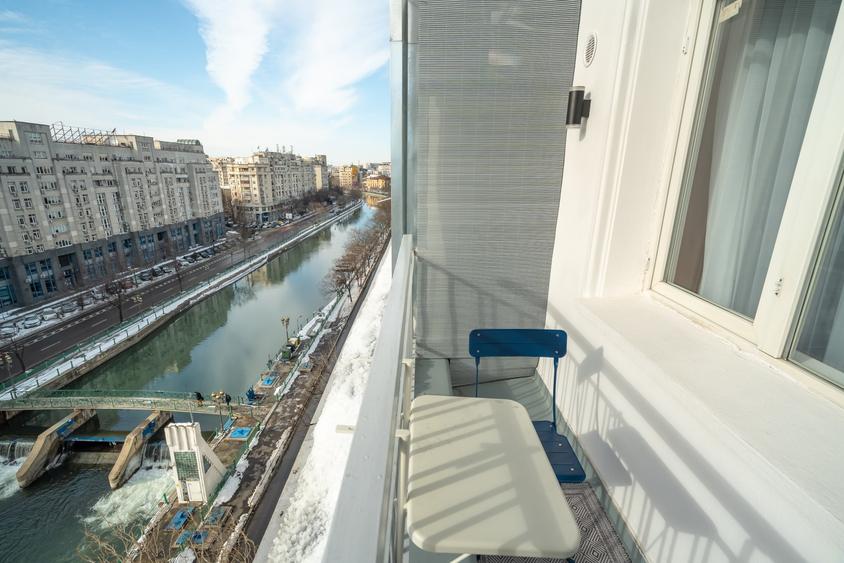 Apartament cu 3 camere semidecomandat în Calea Victoriei