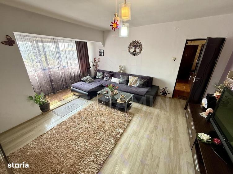 Apartament cu 3 camere semidecomandat în Craiovița Nouă