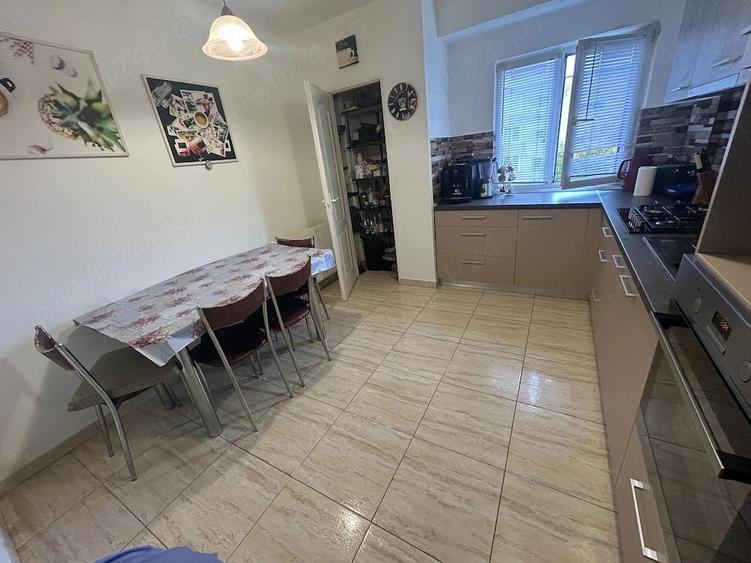 Apartament cu 5 camere decomandat în Central