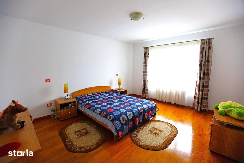 Casă cu 8 camere cu Teren 1400 Mp în Tractorul