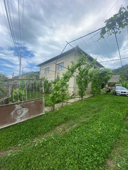 Casă cu 5 camere cu Teren 1674 Mp în Stupini