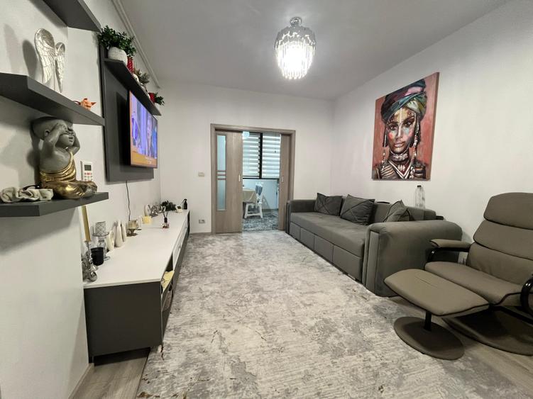 Apartament cu 3 camere semidecomandat în Valea Adâncă