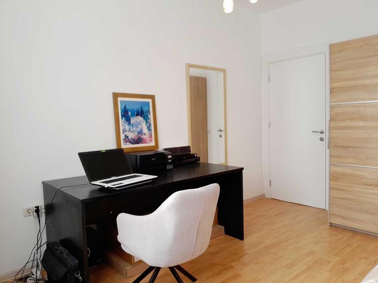 Apartament cu 3 camere decomandat în Roșu