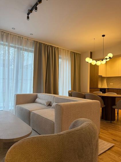 Apartament cu 3 camere semidecomandat, mobilat în P-ta Presei Libere