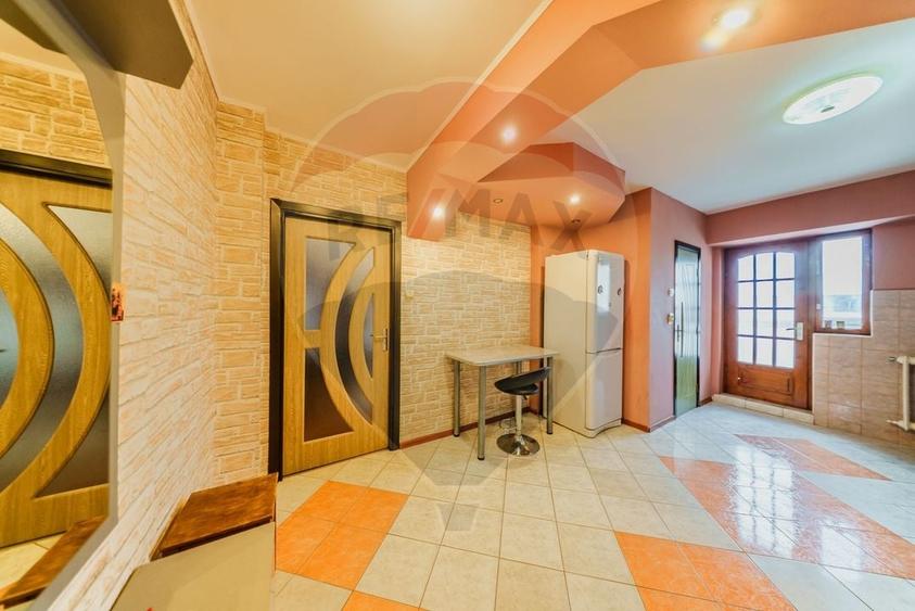 Apartament cu 2 camere semidecomandat, mobilat în P-ța Spitalului