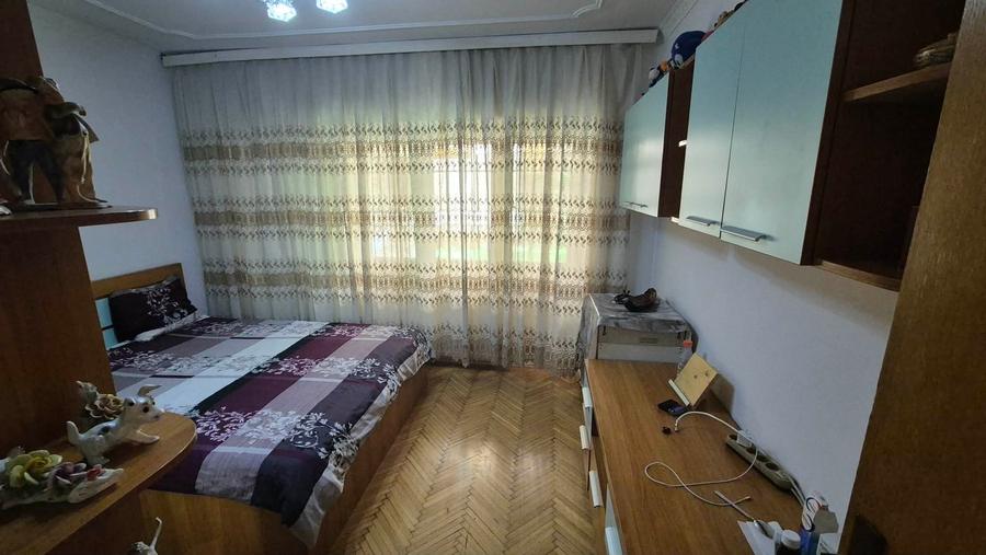 Apartament cu 3 camere decomandat în Lacul Tei