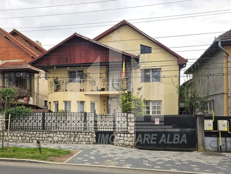 Casă individuală cu 6 camere cu Canalizare în Cetate