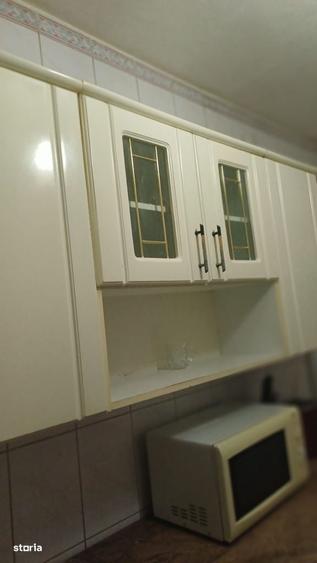 Apartament cu 3 camere decomandat în Craiovița Nouă