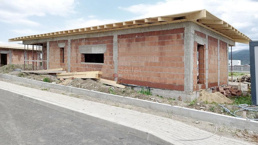 Casă individuală cu 4 camere cu Canalizare în Cristian