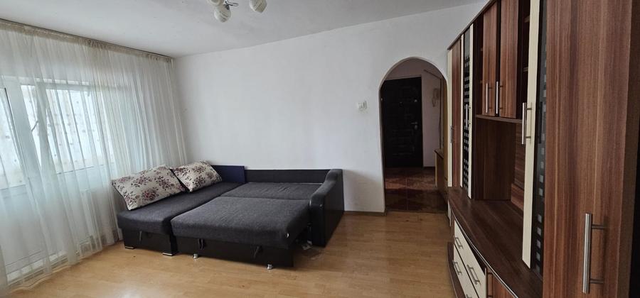 Apartament cu 2 camere semidecomandat, mobilat în Moinești