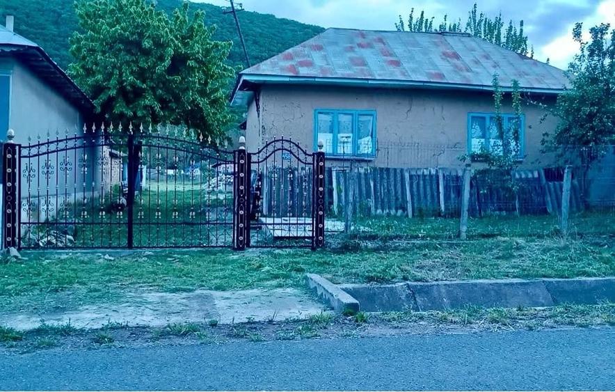 Casă cu 4 camere cu Teren 2000 Mp în Slava Cercheză