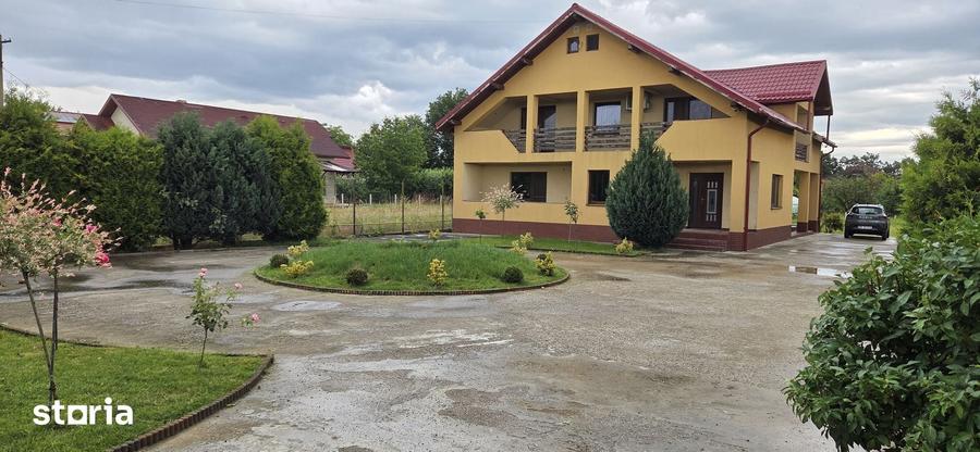 Casă cu 7 camere cu Teren 1702 Mp în Groși