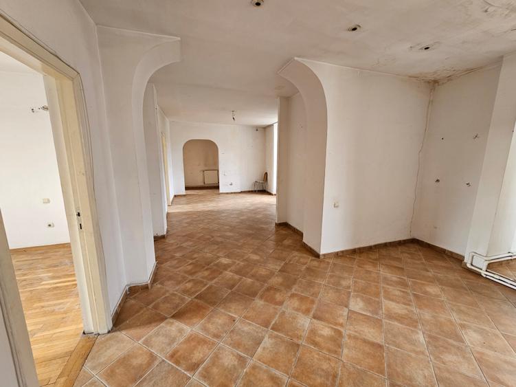 Apartament cu 4 camere decomandat în P-ța Rosetti