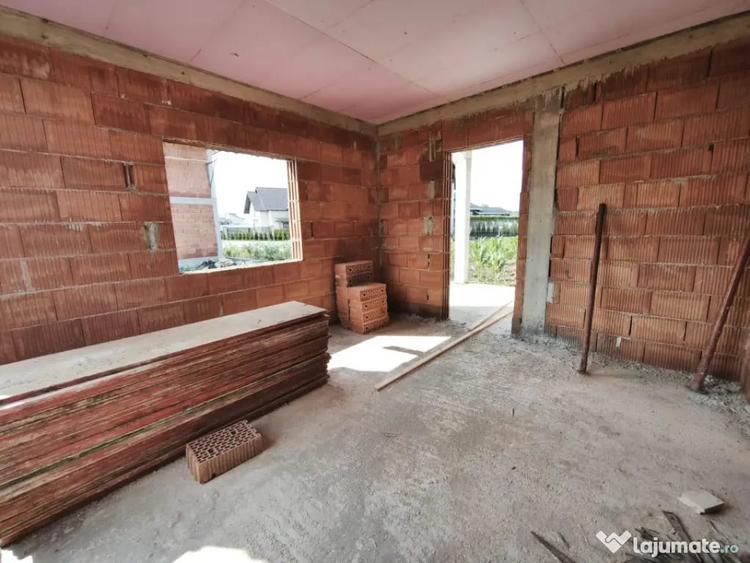 Casă cu 7 camere cu Teren 430 Mp în Central