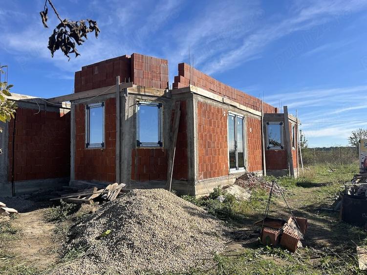 Casă cu 3 camere cu Teren 535 Mp în Gepiu