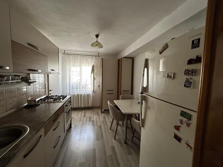 Apartament cu 4 camere decomandat în Central
