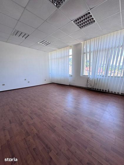 Spațiu comercial, de 990 mp, în Central