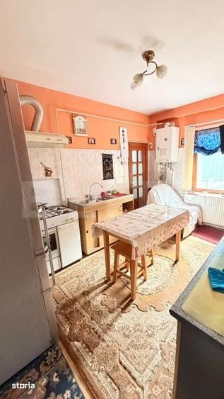 Casă cu 4 camere cu Teren 800 Mp în Piața Centrală