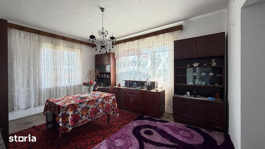 Casă cu 5 camere cu Teren 250 Mp în Exterior Sud