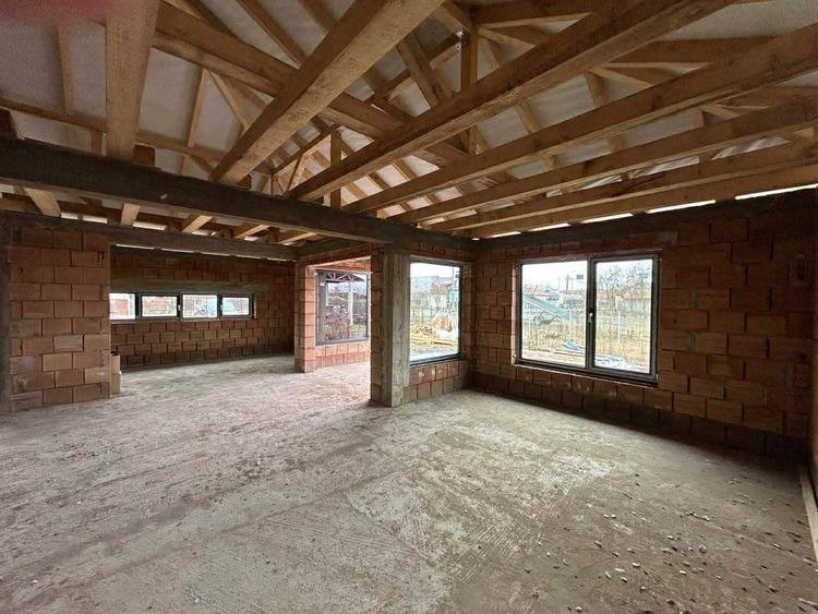 Casă cu 4 camere în Dumbrăvioara